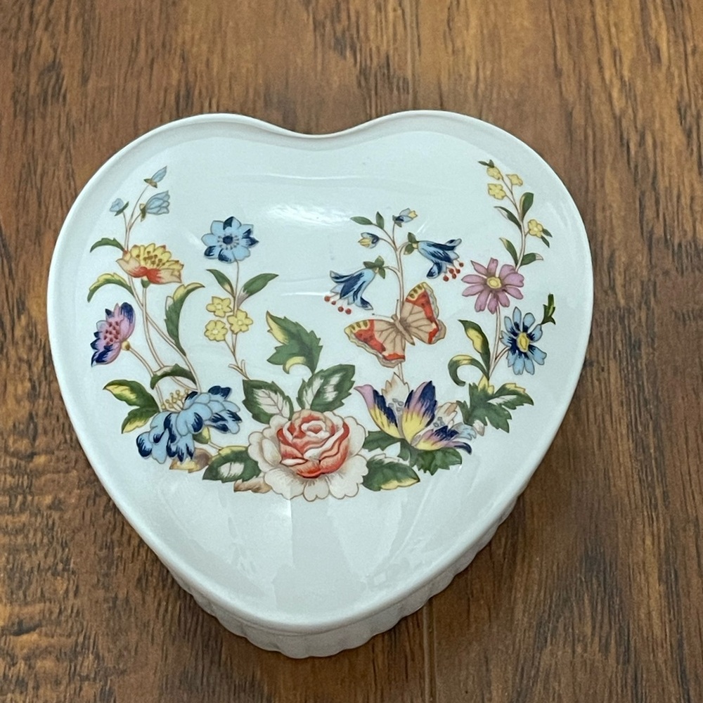 Aynsley Fine Bone China "Cottage Garden" Heart Shaped
Trinket Box/Vanity Dish
